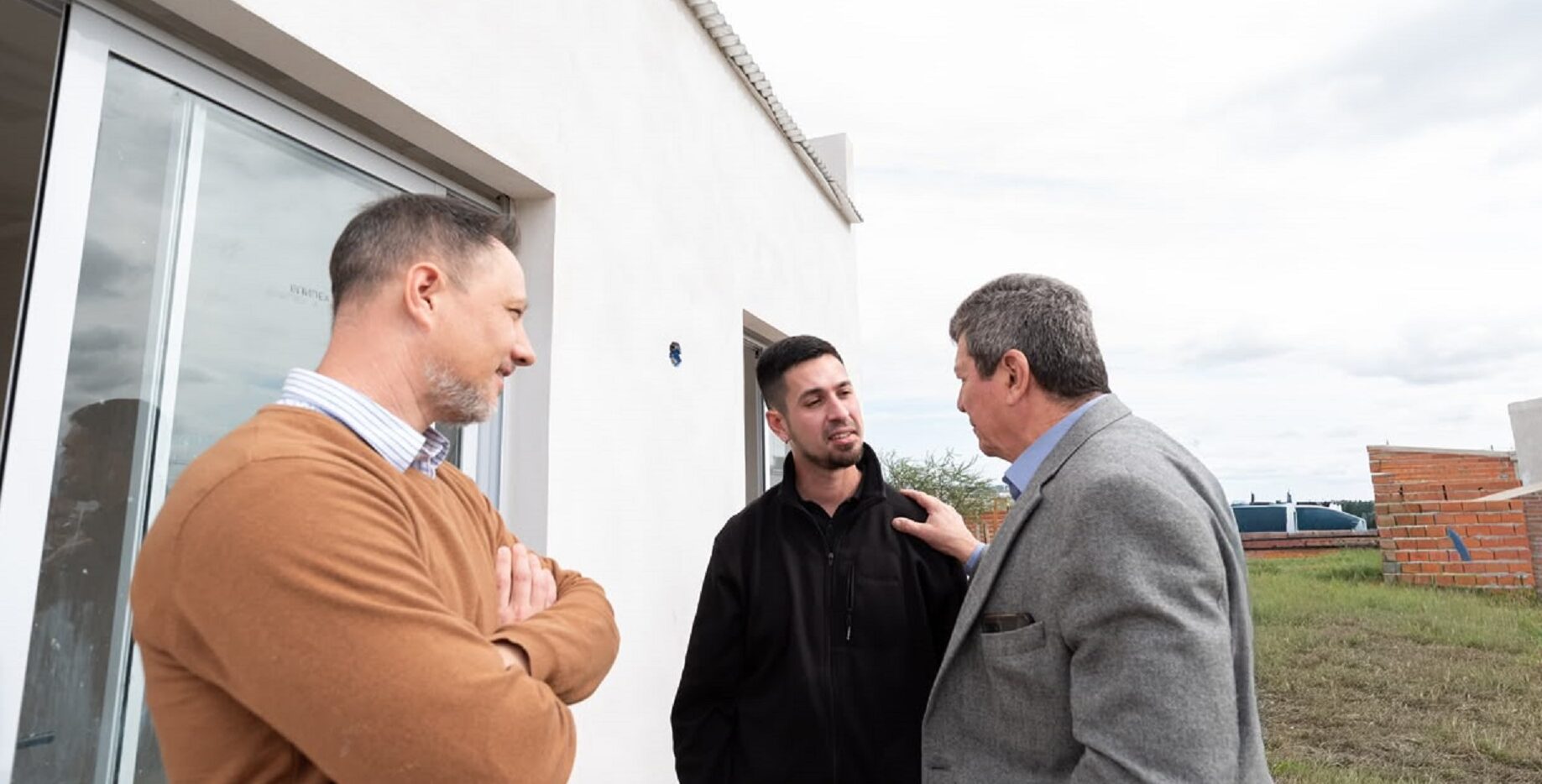 Familias entrerrianas beneficiarias del programa de créditos habitacionales Raíces del IAPV.