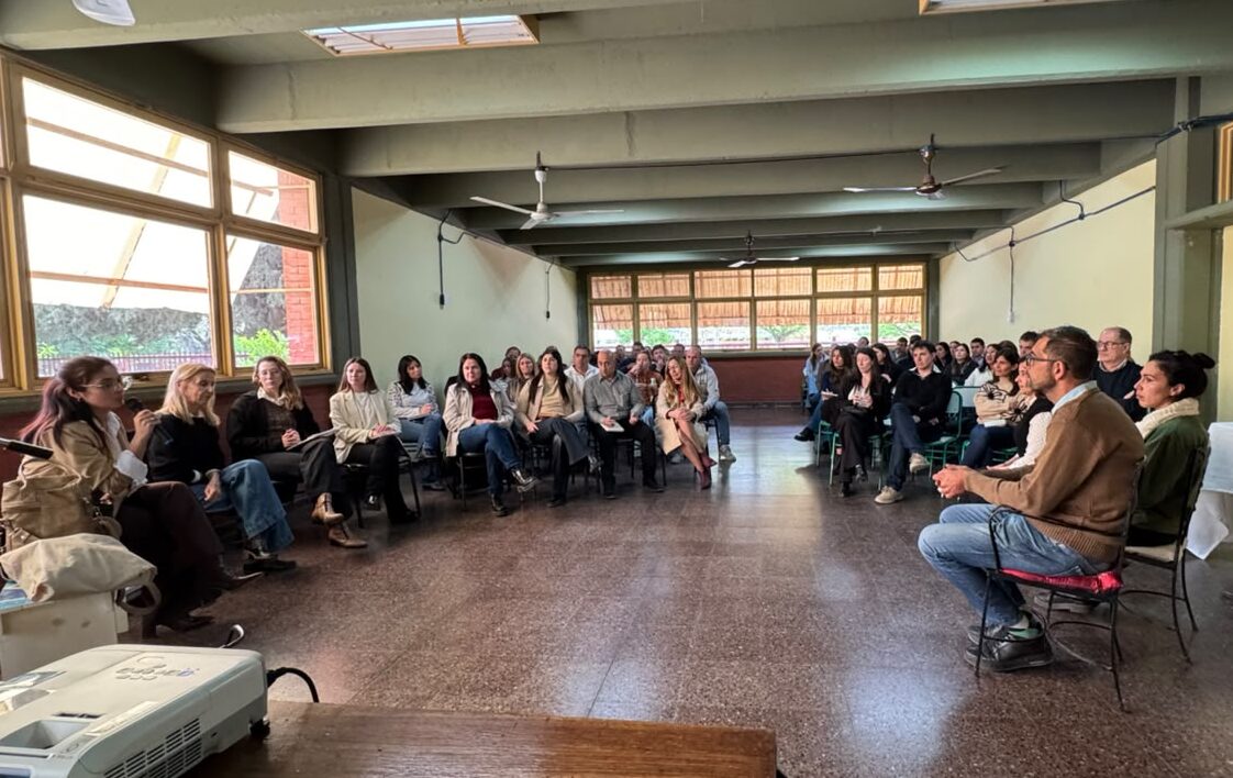 Autoridades educativas y referentes productivos durante la reunión de trabajo del CoLETyP en Nogoyá.