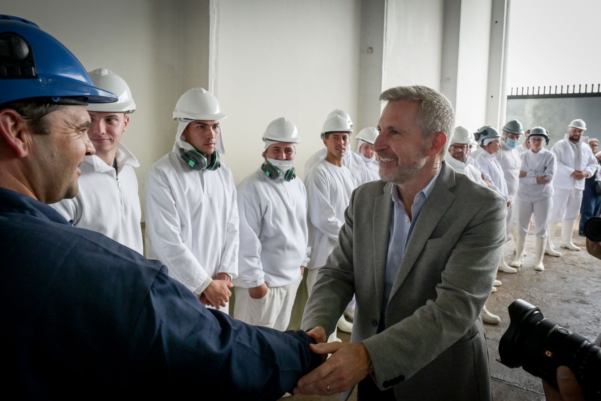 El gobernador Rogelio Frigerio durante la presentación del programa Entrenados en el Frigorífico Alberdi.