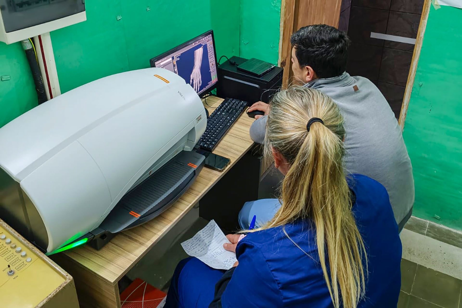 Servicio de radiología equipado con el nuevo digitalizador de placas de Rayos X en Hernández.